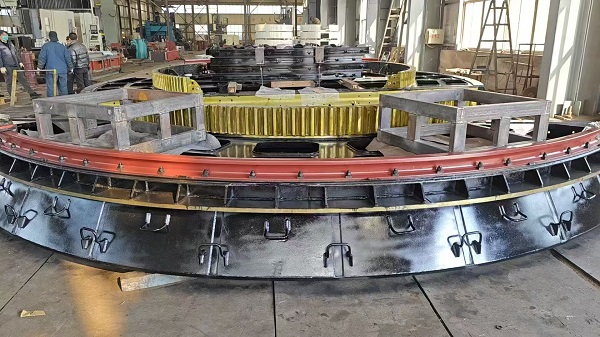 Tangshan Yuexin Machinery Company custom-manufactured slewing bearing tracks for walking excavators for a Russian client.