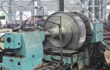 How can the challenges of machining large, custom-made components be solved? Tangshan Yuexin Machinery’s heavy-duty horizontal lathes enable precision machining of large parts.